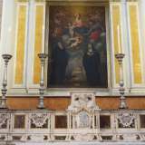 ...ed � sormontato da un�opera seicentesca di Carlo Rosa raffigurante la Madonna col Bambino fra i Santi Benedetto, Scolastica e Mattia